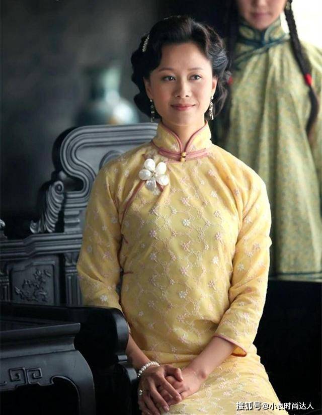 原创祝无双倪虹洁现身一袭涂鸦大衣保暖时尚戴毛球帽造型可爱