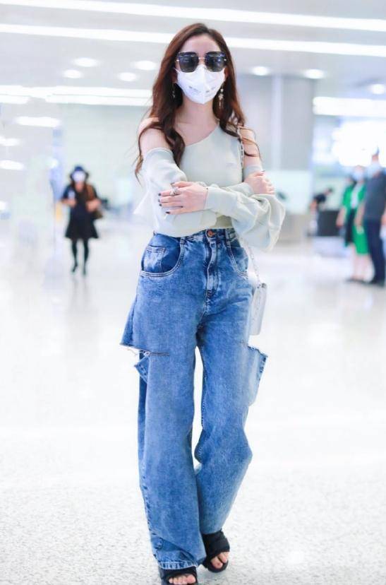 一身 别再穿“阔腿裤”了，烂大街！今年流行的“挖空裤”，清爽又有型