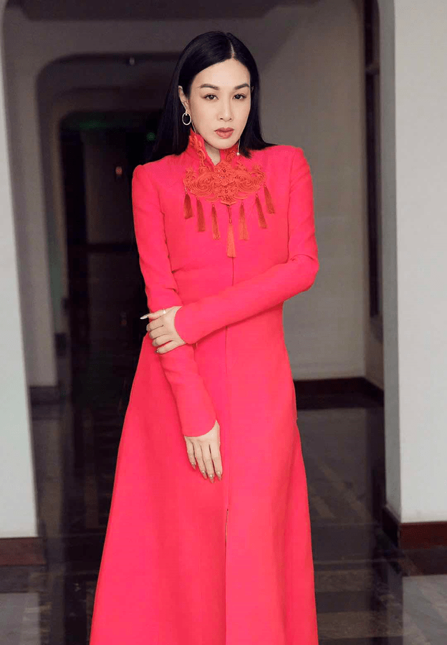 黑色 40岁钟丽缇状态真好!紧身衣配工装裤又美又酷,身材丰满得刚刚好