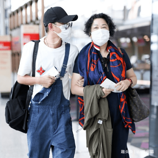 都得劲 文章在妈面前这么乖！罕见穿背带裤变少男，老太太打扮得真得劲