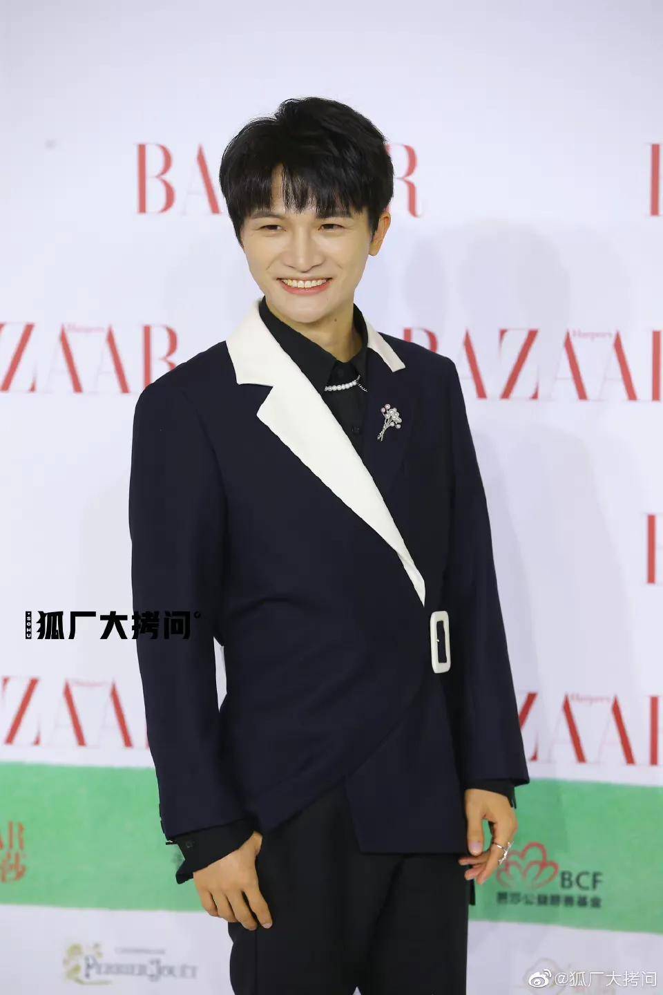 高定 娱乐｜芭莎慈善夜红毯：杨幂陈伟霆携手入场，李现杨洋朱一龙亮相