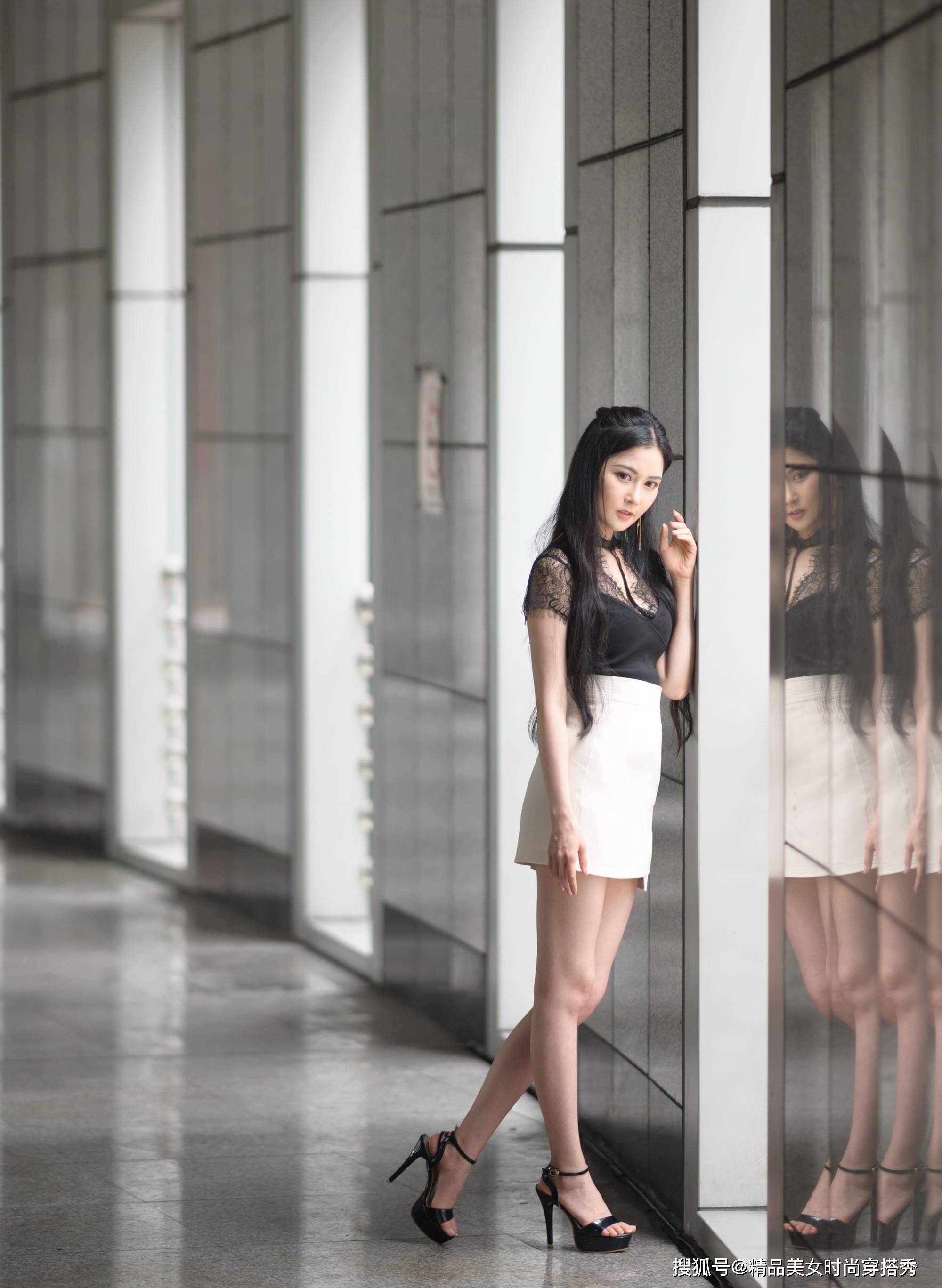 短裙 黑色蕾丝拼接修身打底衫，沉静而雅致，收拢淑女般的气质