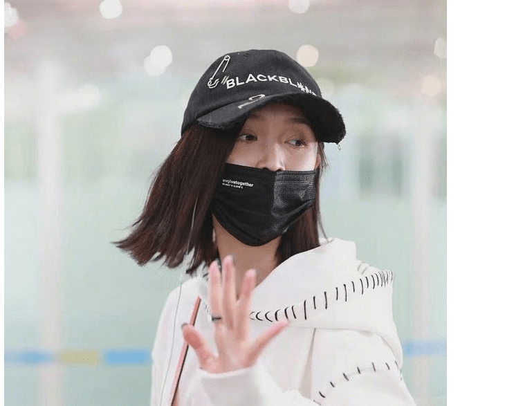 身材 太土了,吴宣仪最新机场造型翻车,黑色白花边袜,被粉丝吐槽好丑