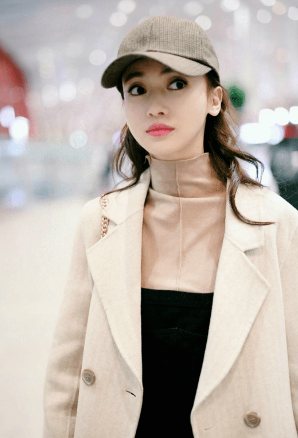 显得 吴谨言人美但是太瘦，穿棕色大衣身形单薄，个子不高但是很显腿长