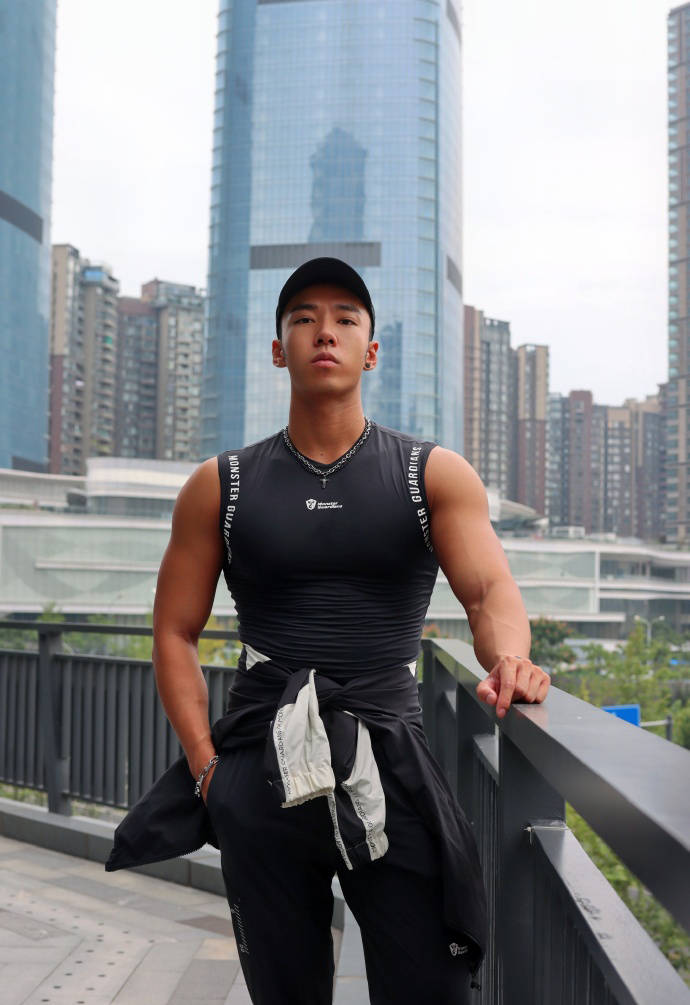 是婚禮主持也是健身達人，黝黑色肌膚性感迷人，滿身肌肉如雕刻！ 健身減肥達人 第5张