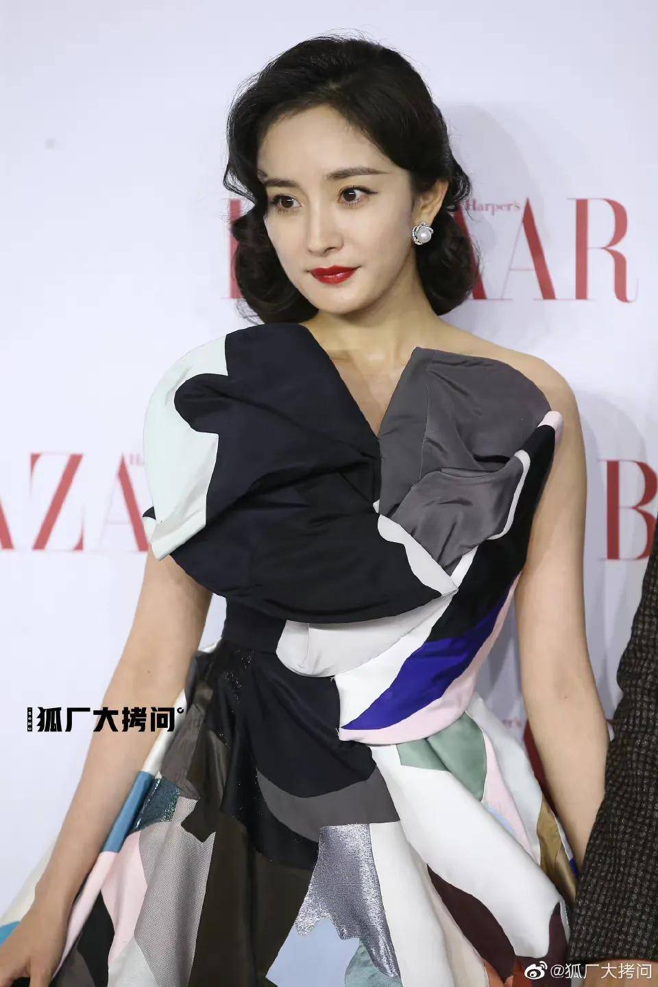 高定 娱乐｜芭莎慈善夜红毯：杨幂陈伟霆携手入场，李现杨洋朱一龙亮相