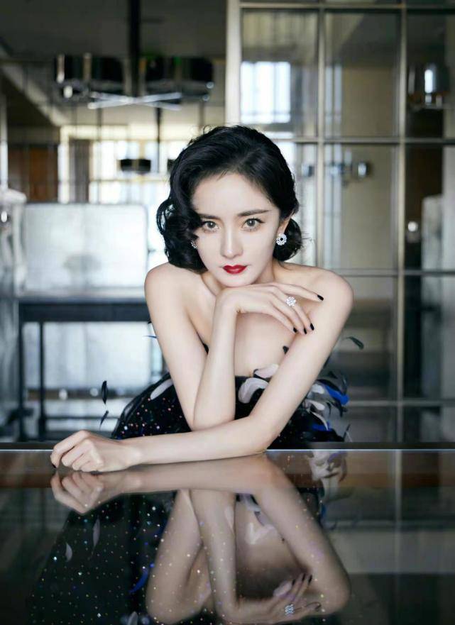 进行 杨幂艳福不浅！晚会大合影虽不站C位却美男环绕，穿羽毛裙变名媛