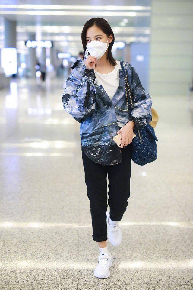 魅力 辛芷蕾气质真“绝”了,宽松外套配牛仔裤清爽舒适,难掩强大气场