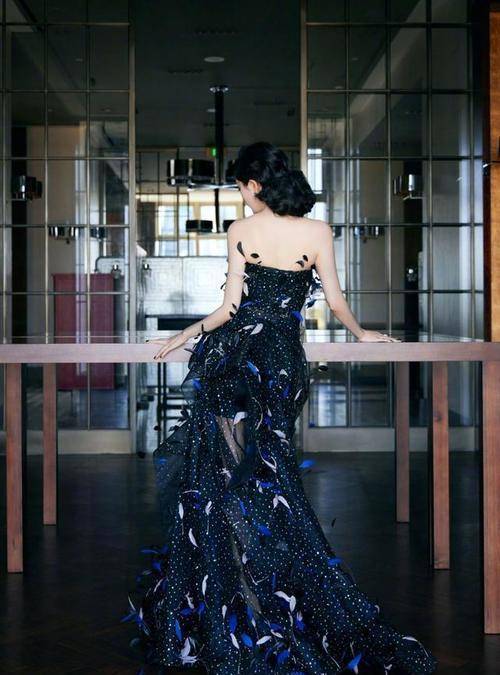 卷发 杨幂复古卷发亮相“芭莎慈善夜”，穿羽毛裙优雅又明艳，又惊艳了