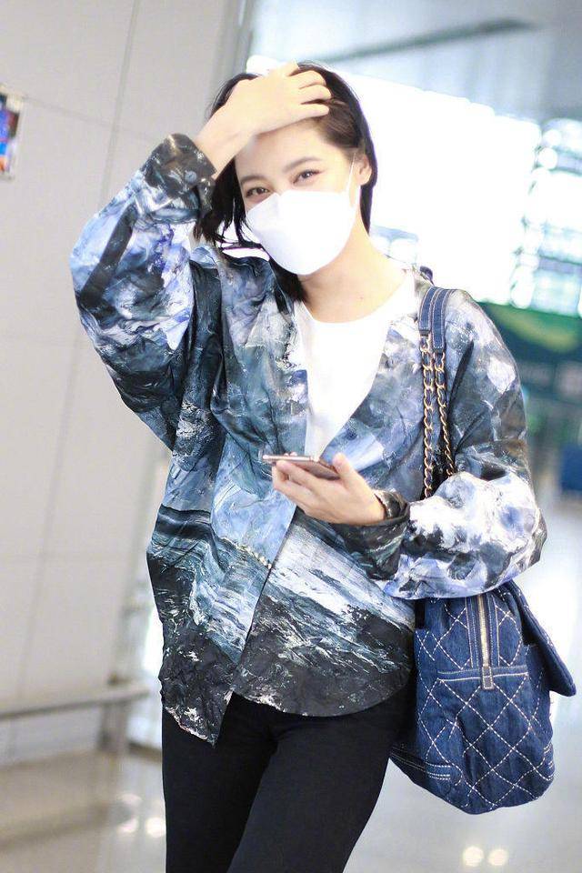 魅力 辛芷蕾气质真“绝”了,宽松外套配牛仔裤清爽舒适,难掩强大气场