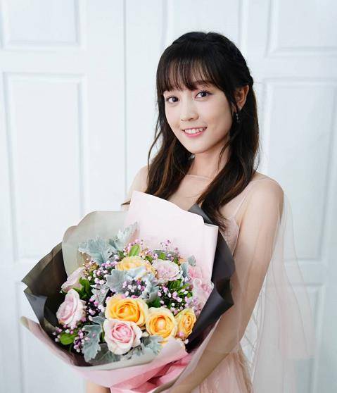 长生|新剧《当她恋爱时》开播撒糖不断，长生帅气依旧，三七颜值下跌