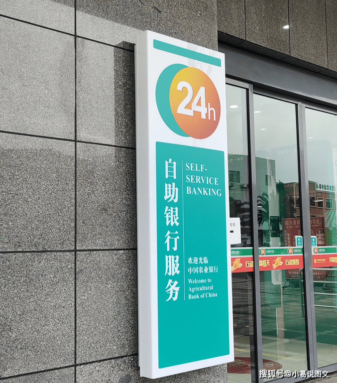 按灯箱形状分类超薄类,吸塑类,滚动类,灯柱类,水晶类,光电类,拉布类