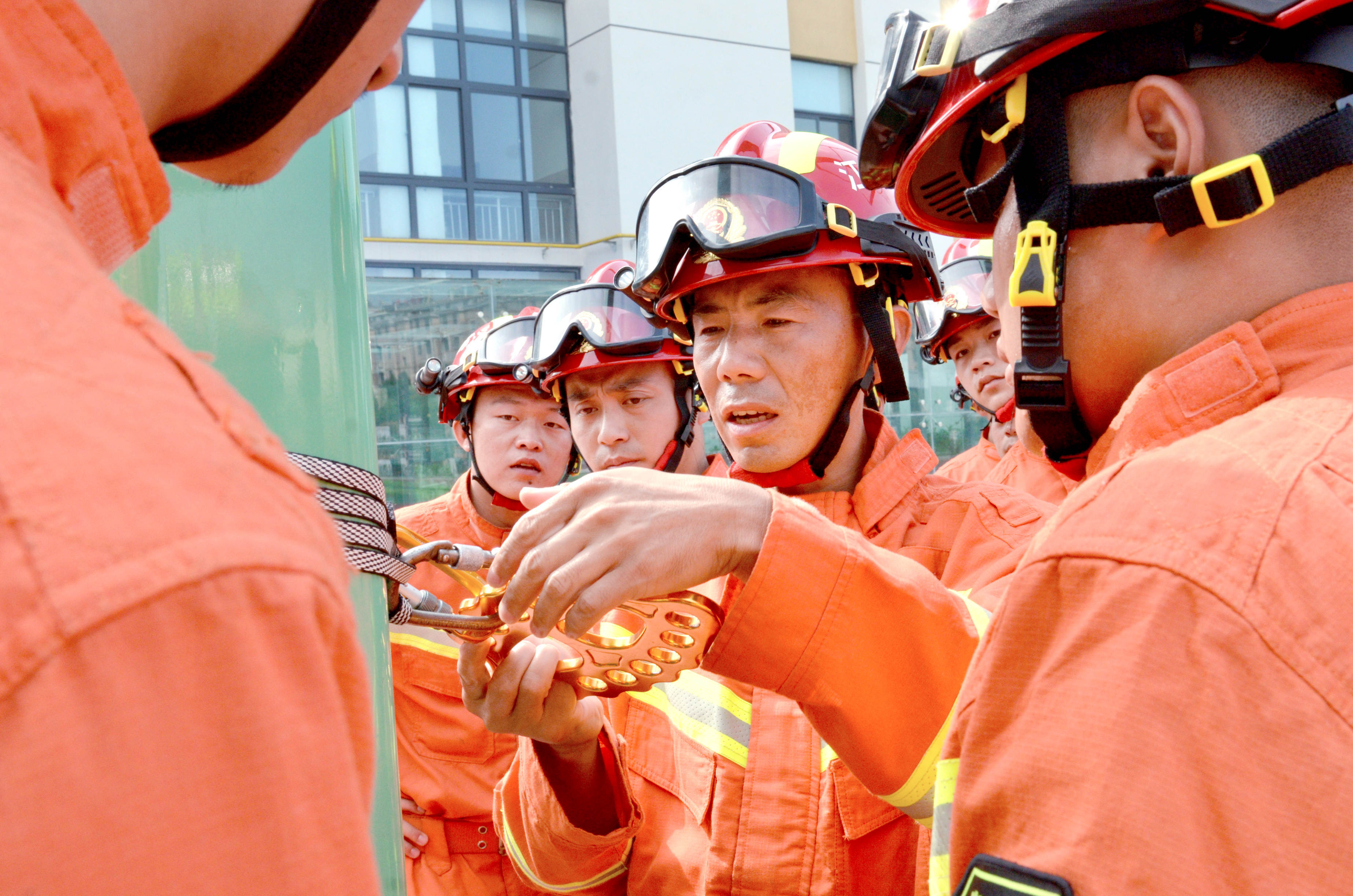 陈新宽岁月熔铸火焰蓝24年坚守背后的使命与担当