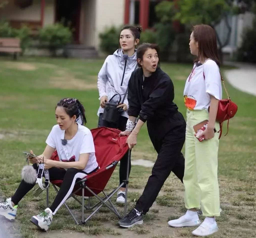 发型包文婧和谢娜换发型？麻花辫和丸子头青春靓丽，袁咏仪气场也不输