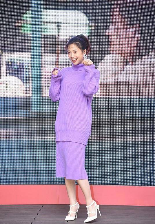 颜色 吴映洁cos“玛丽莲梦露”白裙造型，妩媚优雅很迷人，配上金发更像