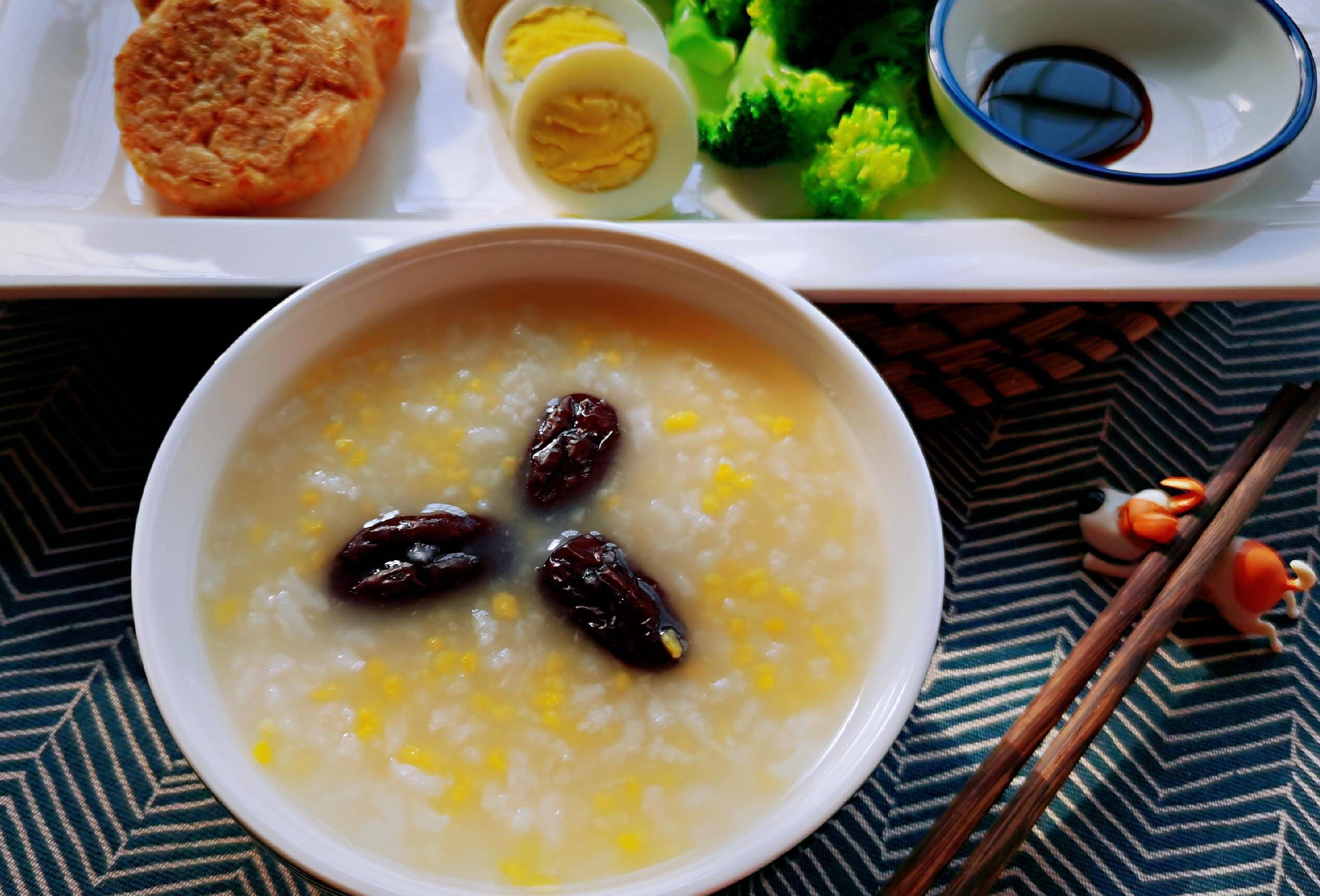 蔬菜|一个人吃好低脂早餐,20分钟做好了土豆泥胡萝卜饼,小菜和杂粮粥
