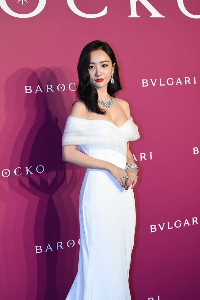 身材 杨蓉的身材真是绝了，穿着性感的裙子也不低俗，身材更是极品