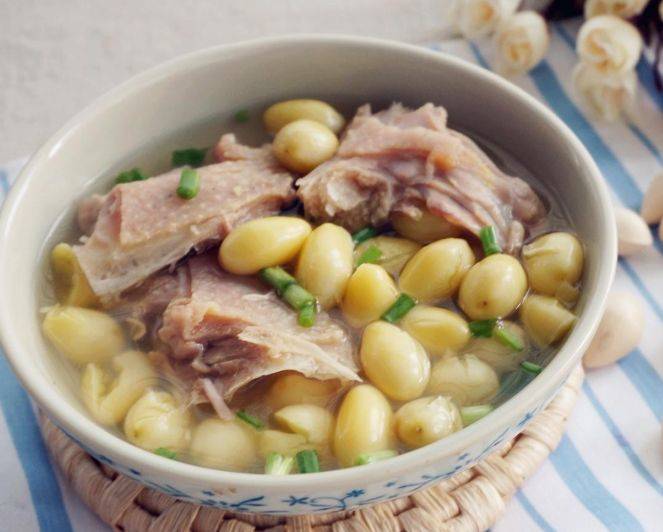 1,白果做菜的味道十分美味,但在做菜之前有个去毒的过程.