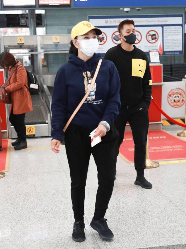 卫衣 刘晓庆69岁仍时髦,穿卫衣配小黄帽,青春活力不输小年轻