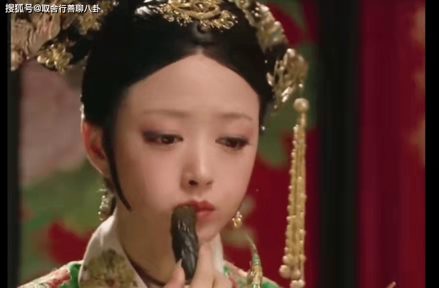 在《甄嬛传》中,有这样一场戏,因为甄嬛怀孕,蒋欣扮演的华妃在宫中吃