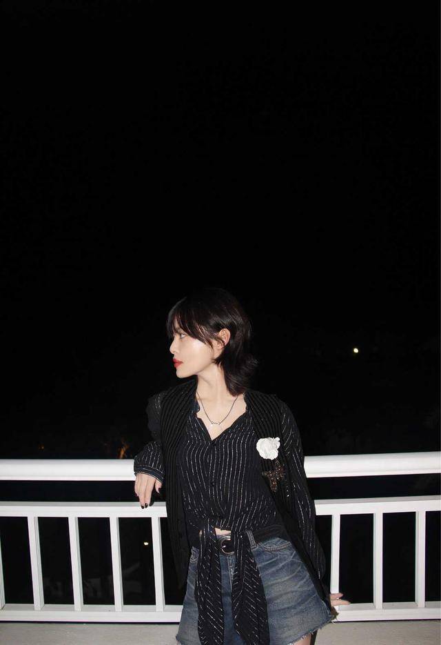 魅力 辛芷蕾气质真“绝”了,宽松外套配牛仔裤清爽舒适,难掩强大气场