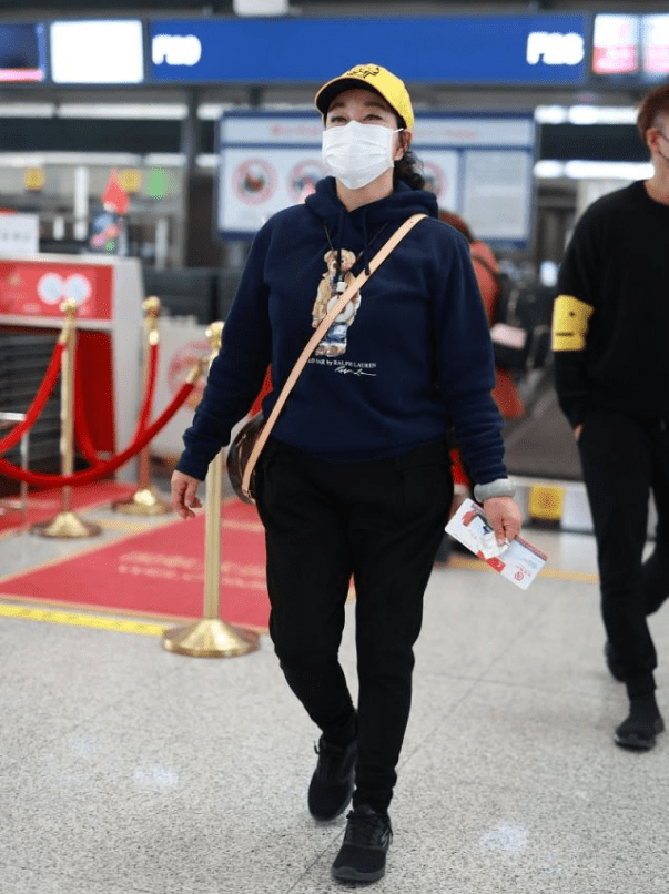 卫衣 刘晓庆69岁仍时髦,穿卫衣配小黄帽,青春活力不输小年轻