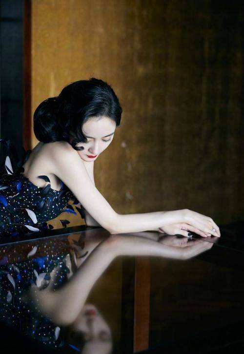 卷发 杨幂复古卷发亮相“芭莎慈善夜”，穿羽毛裙优雅又明艳，又惊艳了