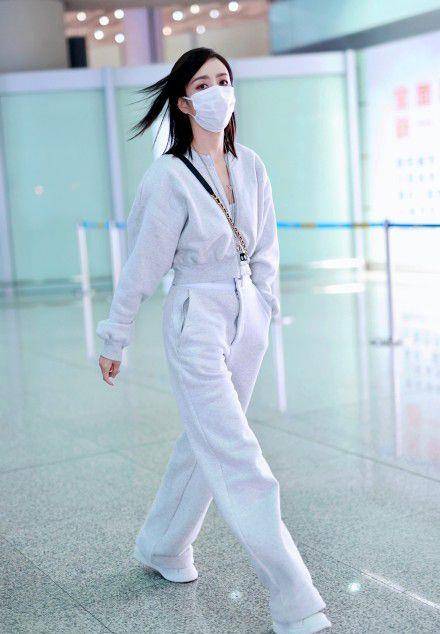 卫衣 38岁佟丽娅走机场太有亲和力，粉色开衫保暖又时髦