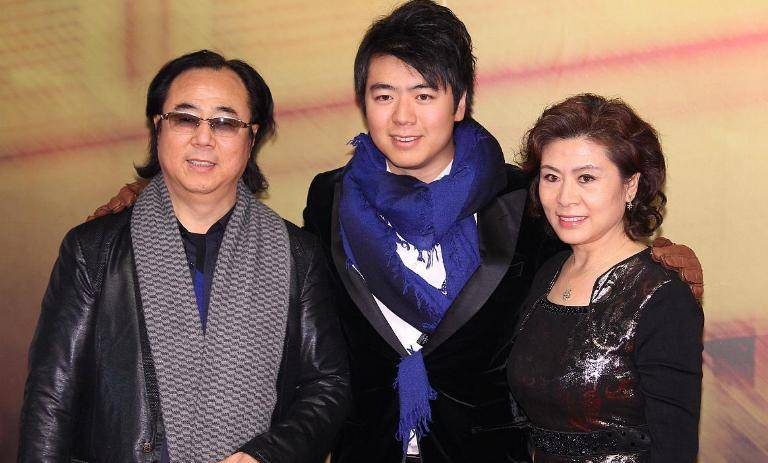 1997年,15岁的郎朗,经过郎国任的"千锤万打",终于拿到了全额奖学金,去