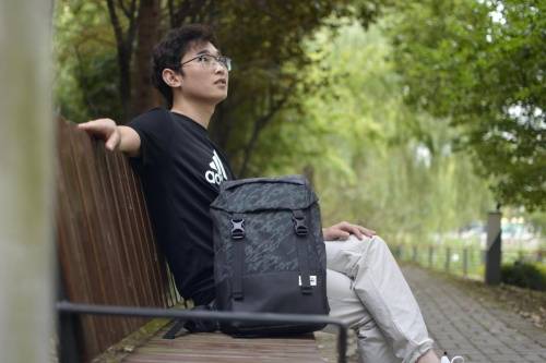 设计 新锐品牌“与光同行”上线潮牌反光背包，玩酷少年当潮不让！