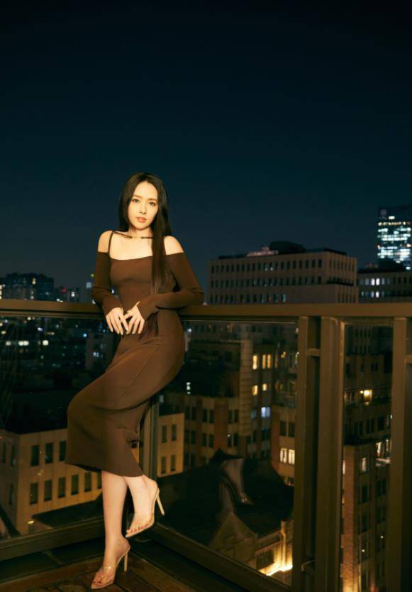 郭碧婷 郭碧婷穿小黑裙上热搜,紧身剪裁超显身材,身材颜值不输婚前