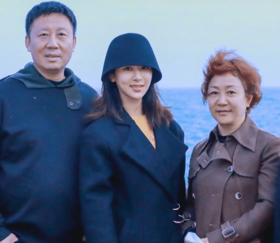 杨紫新剧定档!父母助阵,一家3口同框眉眼神似,和妈妈长得太像