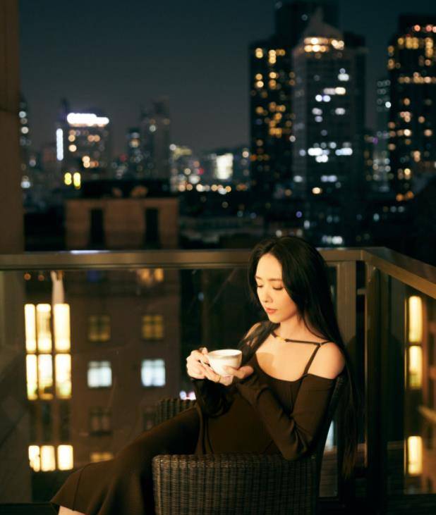 郭碧婷 郭碧婷穿小黑裙上热搜,紧身剪裁超显身材,身材颜值不输婚前