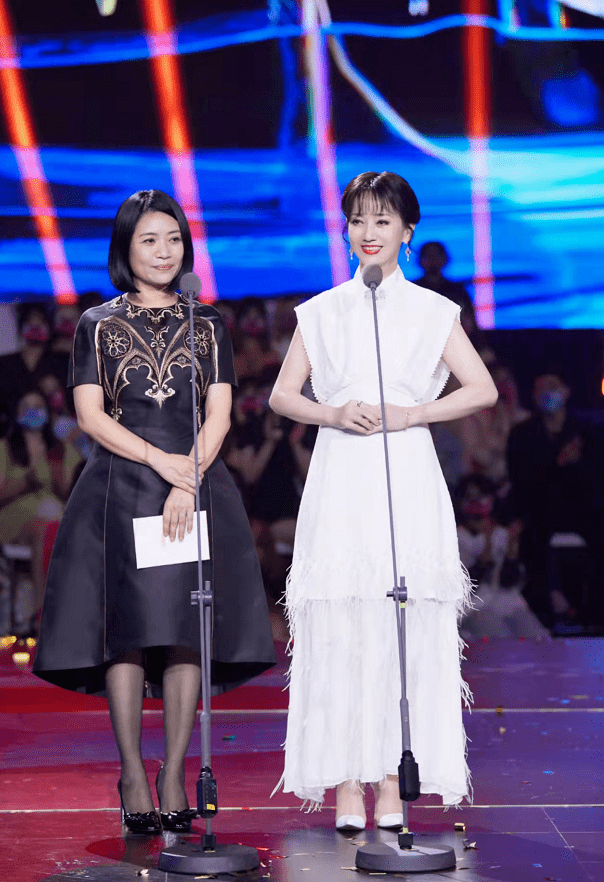 色彩 谁说老年人就不能时尚精致？学赵雅芝穿衣，让皱纹成为优雅代名词