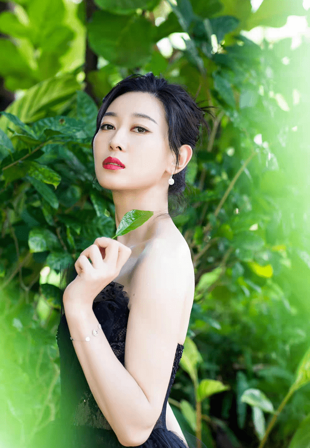 进行孙一文真给运动员长脸！红唇黑裙走红毯美到发光，夸热巴好看超暖