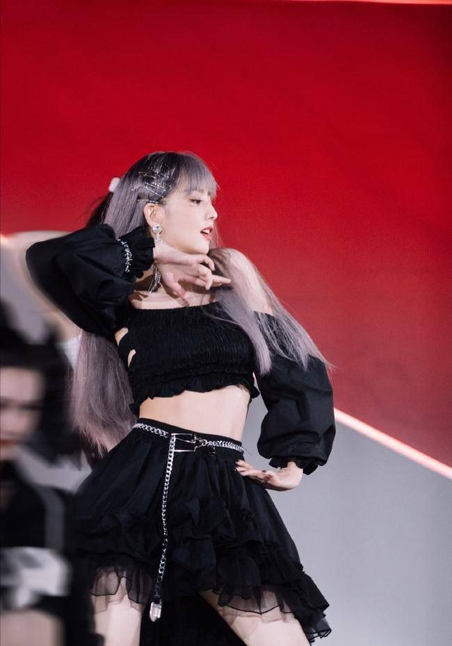 卫衣 38岁佟丽娅走机场太有亲和力，粉色开衫保暖又时髦