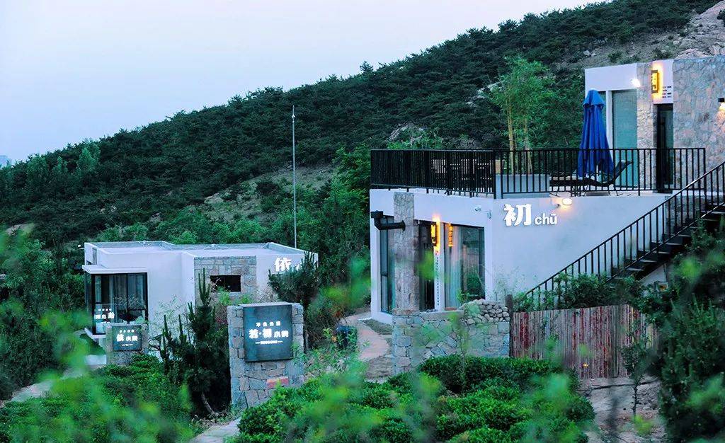 景区内有一个集别墅民宿,体验餐饮,儿童乐园,草坪婚礼,高定婚宴,摄影