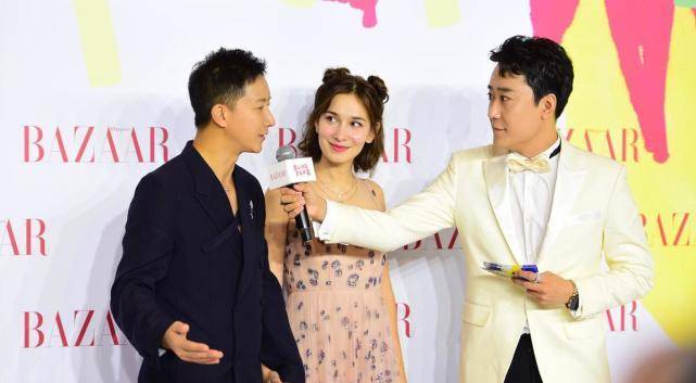 韩庚 韩庚夫妇十指紧扣走红毯，互动甜蜜满眼爱意，卢靖姗造型孕味十足