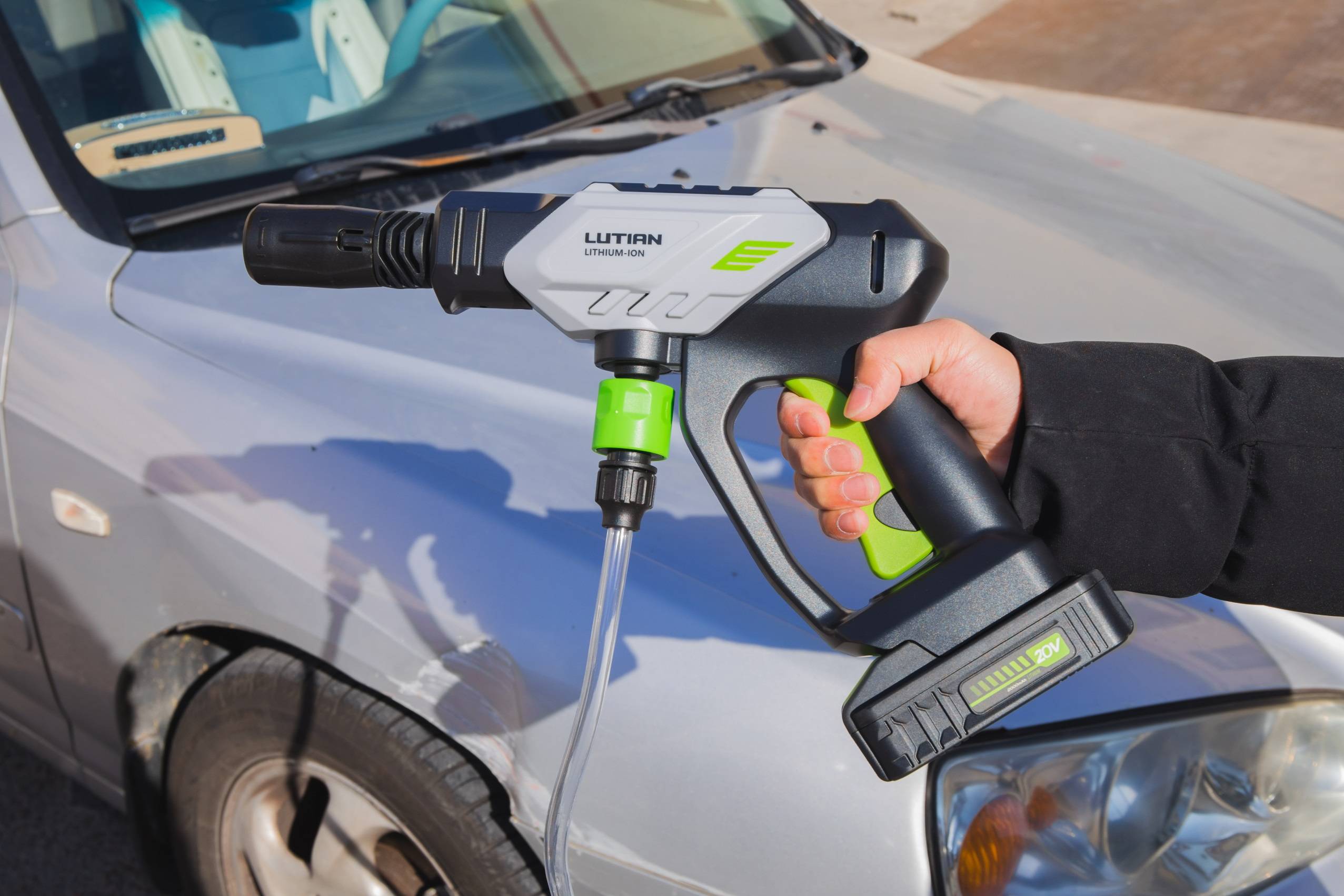 一桶水轻松洗车,绿田沙漠之鹰锂电池高压洗车机体验_搜狐汽车_搜狐网