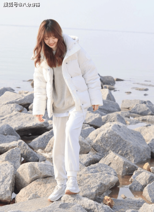 姐妹 今年流行“羽绒服＋小白裤”，保暖舒适又清爽，日常百搭不挑人