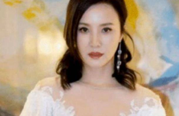 陶虹她是整容最成功的女星，51岁的她看起来就像一个25岁的小姑娘