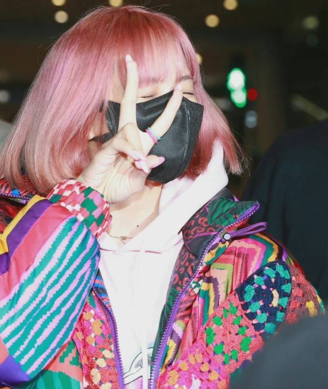 网友Lisa粉发素颜照曝光，彩色羽绒服轻松驾驭，生图颜值也好能打