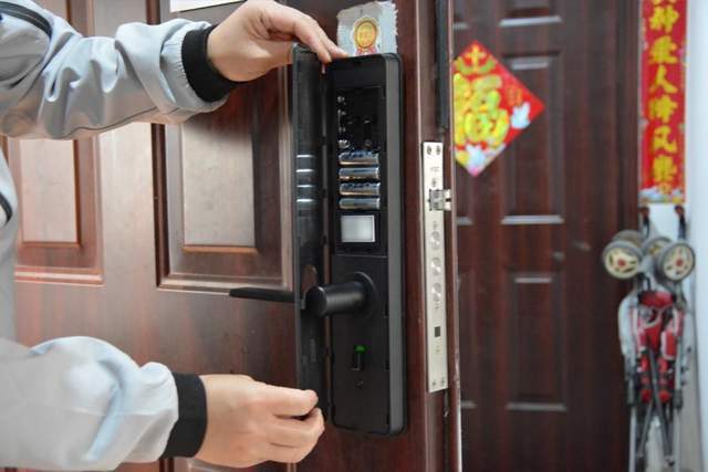 原创荣耀voc智能门锁x6体验手机一碰即开让家更舒心