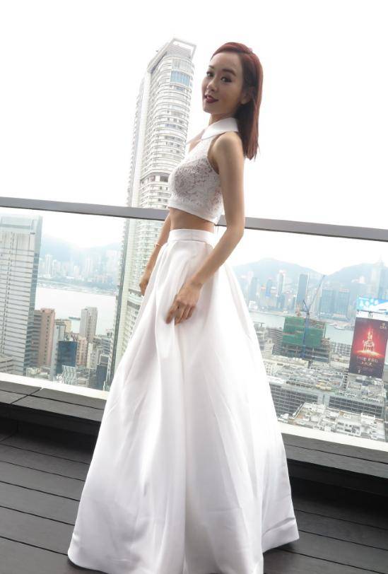 这一件白色的露腰上衣结合了白色半身裙,完美的秀出了好身材,杨思琦的
