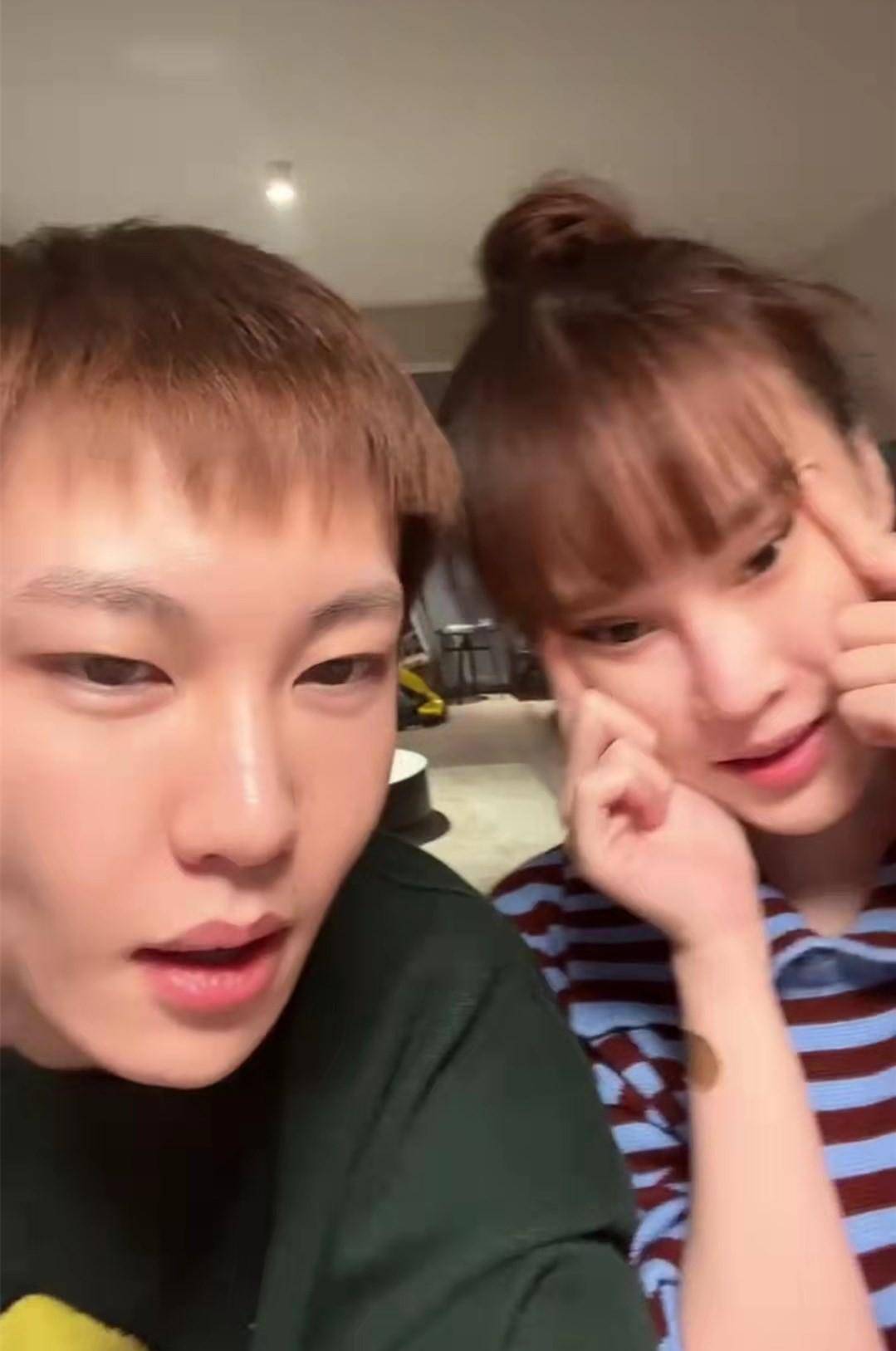 当天,球球身穿一件蓝色条纹上衣,高马尾梳成丸子头