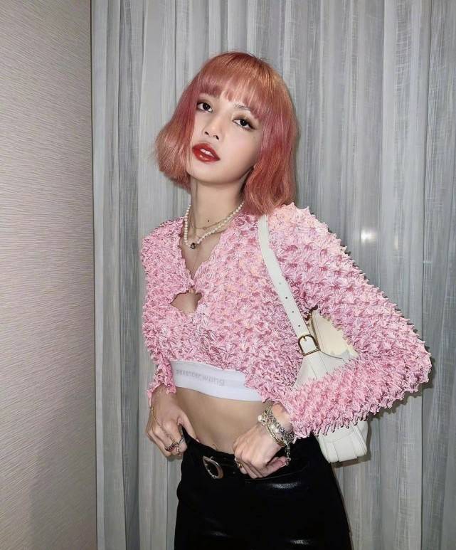 网友Lisa粉发素颜照曝光，彩色羽绒服轻松驾驭，生图颜值也好能打