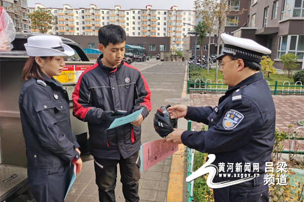 中阳交警预热122交通宣传进社区贴近群众讲安全