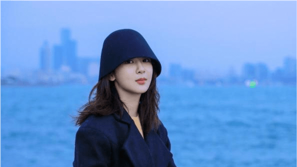 塑造出 杨紫解约后彻底变女强人！穿大衣美出新高度，?带?员工出游真壕气