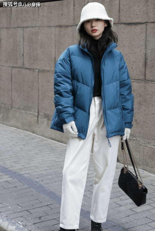姐妹 今年流行“羽绒服＋小白裤”，保暖舒适又清爽，日常百搭不挑人