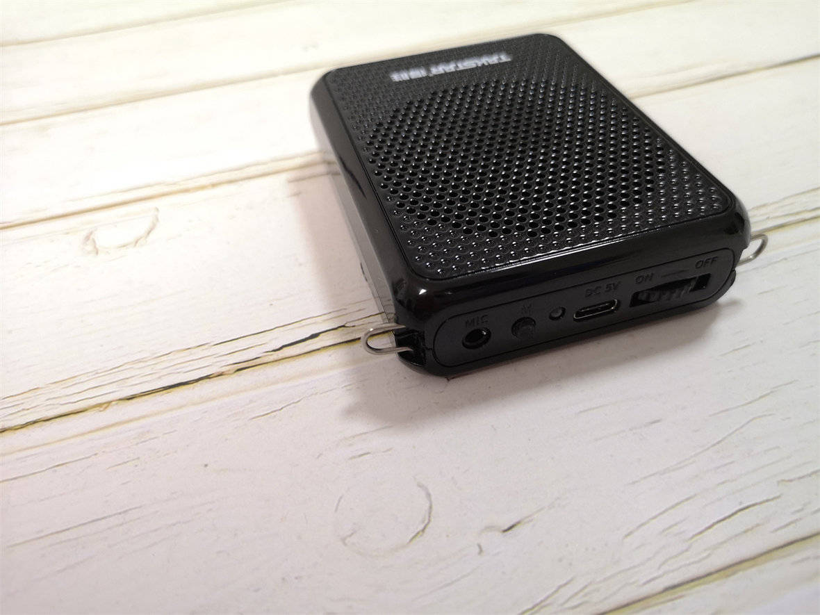 扩音器上方是开关键,音量调节键,充电口,模式切换键以及麦克风接口.